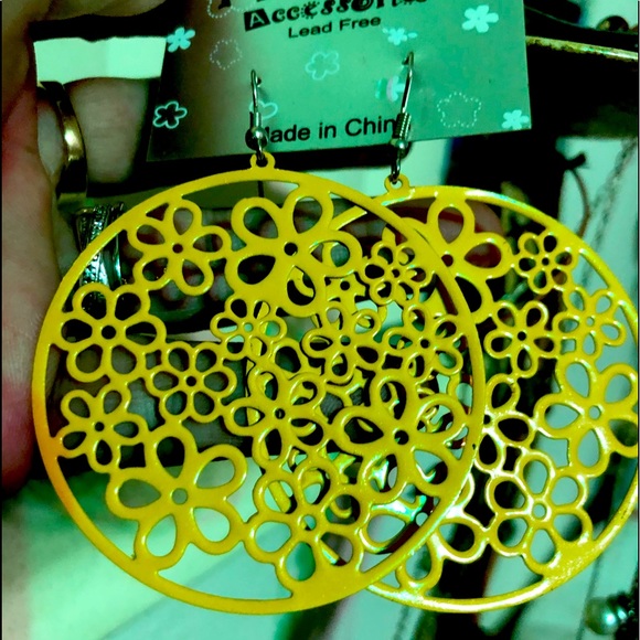 🌼Princess Flower Daisy Earrings with fish Hook Da - Picture 4 of 6